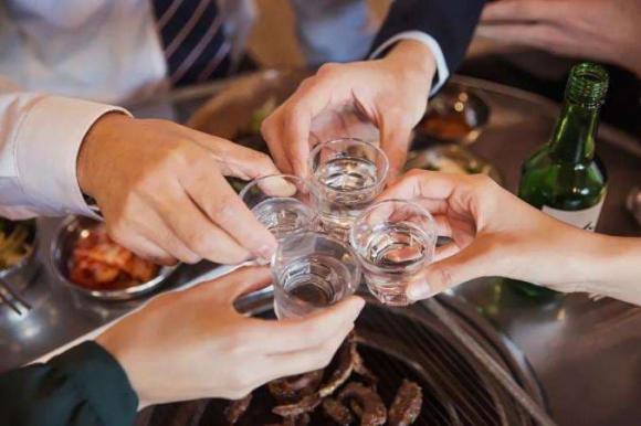 nâng ly trên bàn tiệc, nâng ly, trên bàn tiệc cần biết điều này