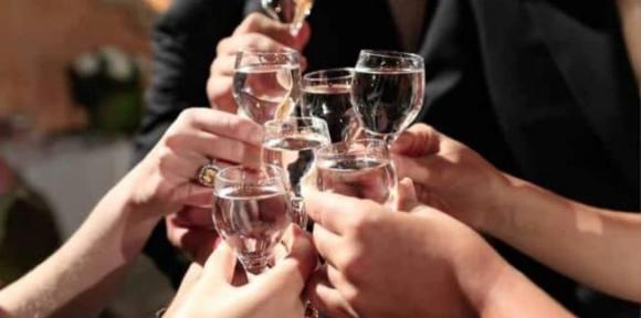 nâng ly trên bàn tiệc, nâng ly, trên bàn tiệc cần biết điều này
