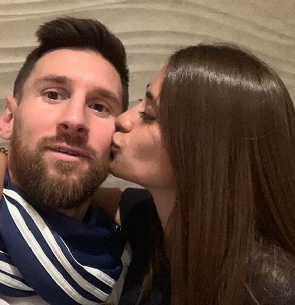 Huyền thoại bóng đá Argentina - Lionel Messi và vợ Antonela Roccuzzo