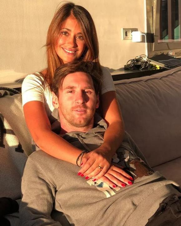 Huyền thoại bóng đá Argentina - Lionel Messi và vợ Antonela Roccuzzo