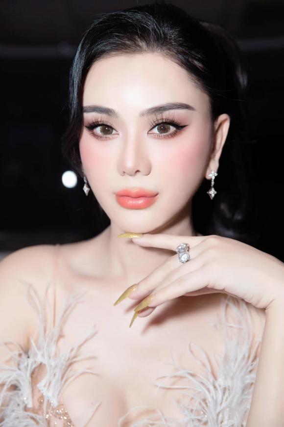 Gia sản chục tỷ của Lâm Chi Khanh, Long Nhật