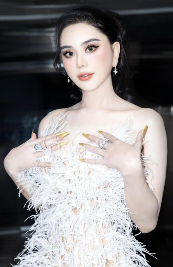 Lâm Khánh Chi, ca sĩ chuyển giới, người đẹp chuyển giới