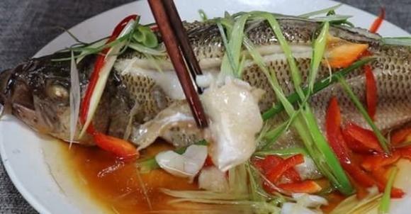 Nguyên liệu: Cá vược, gừng, hành, bia, ớt, muối, xì dầu, dầu ăn