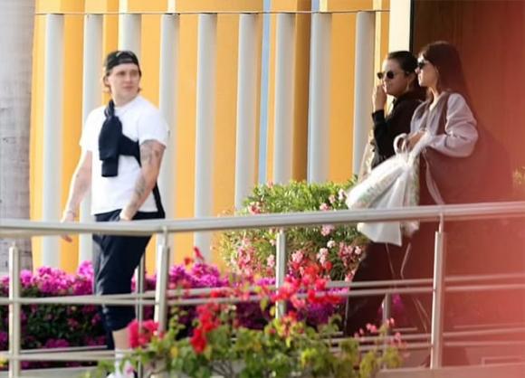 Vợ chồng Becks – Pelt, Selena Gomez, Brooklyn Beckham và vợ Nicola Peltz, sao Hollywood