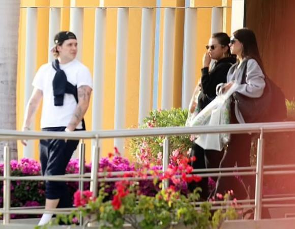 Vợ chồng Becks – Pelt, Selena Gomez, Brooklyn Beckham và vợ Nicola Peltz, sao Hollywood