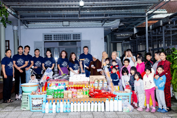 nam-vuong-va-hoa-hau-nguoi-viet-2022-trao-gui-yeu-thuong-toi-cong-dong (1).png 0 Nam vương và Hoa hậu người Việt 2022, Thiện nguyện, Minh Chánh Entertainment