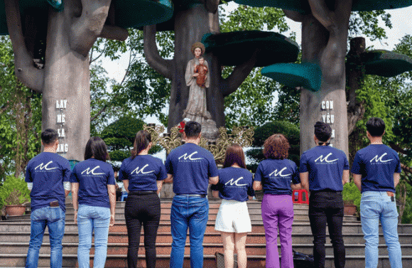 nam-vuong-va-hoa-hau-nguoi-viet-2022-trao-gui-yeu-thuong-toi-cong-dong (1).png 0 Nam vương và Hoa hậu người Việt 2022, Thiện nguyện, Minh Chánh Entertainment