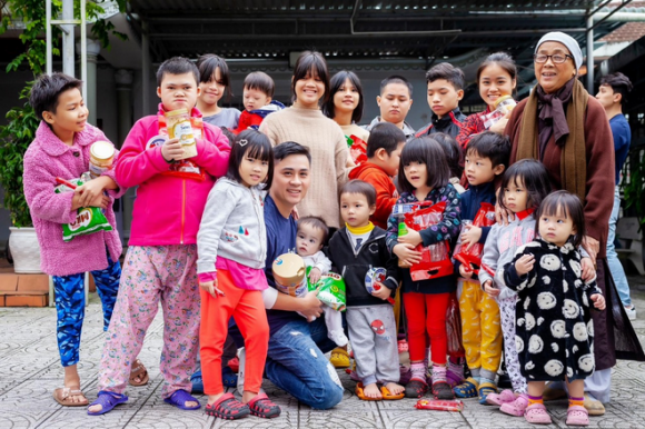 nam-vuong-va-hoa-hau-nguoi-viet-2022-trao-gui-yeu-thuong-toi-cong-dong (1).png 0 Nam vương và Hoa hậu người Việt 2022, Thiện nguyện, Minh Chánh Entertainment