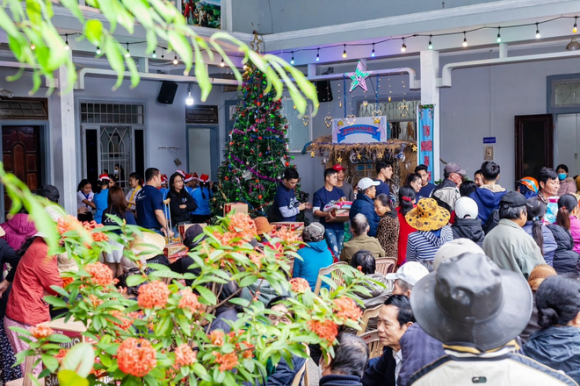 nam-vuong-va-hoa-hau-nguoi-viet-2022-trao-gui-yeu-thuong-toi-cong-dong (1).png 0 Nam vương và Hoa hậu người Việt 2022, Thiện nguyện, Minh Chánh Entertainment