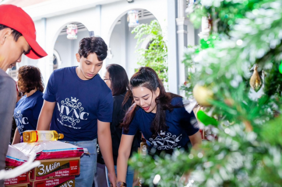 nam-vuong-va-hoa-hau-nguoi-viet-2022-trao-gui-yeu-thuong-toi-cong-dong (1).png 0 Nam vương và Hoa hậu người Việt 2022, Thiện nguyện, Minh Chánh Entertainment