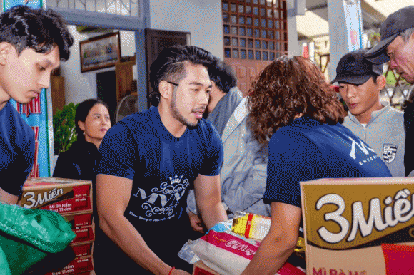 nam-vuong-va-hoa-hau-nguoi-viet-2022-trao-gui-yeu-thuong-toi-cong-dong (1).png 0 Nam vương và Hoa hậu người Việt 2022, Thiện nguyện, Minh Chánh Entertainment