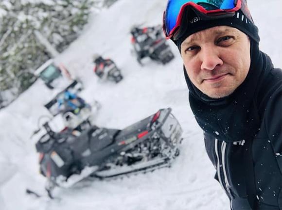 Jeremy Renner, Jeremy Renner nguy kịch, Jeremy Renner bị xe ủi tuyết cán qua chân