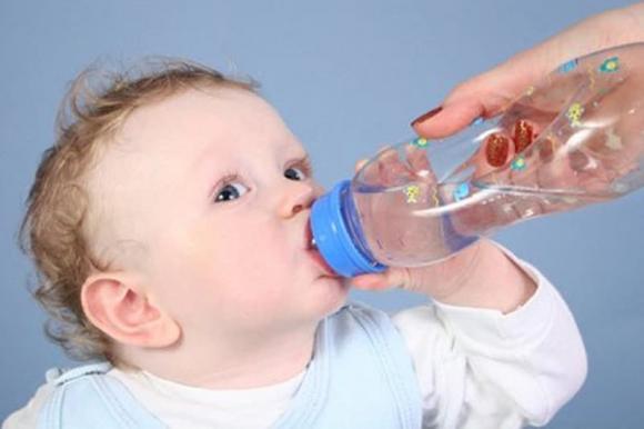 Bé uống nước như thế nào? Những mẹo nuôi trẻ sơ sinh giúp bạn trở thành chuyên gia nuôi dạy con cái