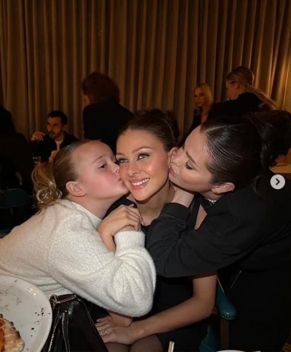 Victoria và David Beckham, Nicola, Brooklyn, Selena Gomez