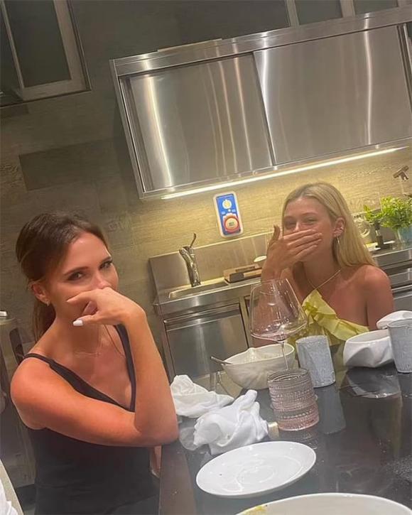 Victoria và David Beckham, Nicola, Brooklyn, Selena Gomez