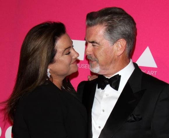 Pierce Brosnan, bênh vợ, đàn ông bênh vợ