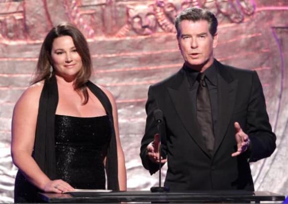 Pierce Brosnan, bênh vợ, đàn ông bênh vợ