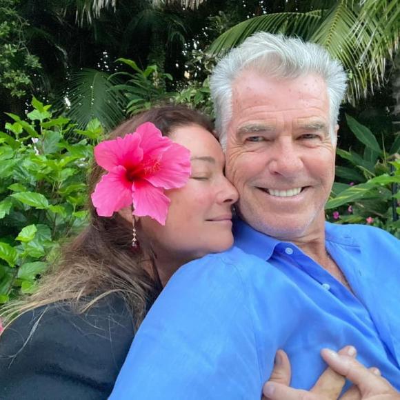 Pierce Brosnan, bênh vợ, đàn ông bênh vợ