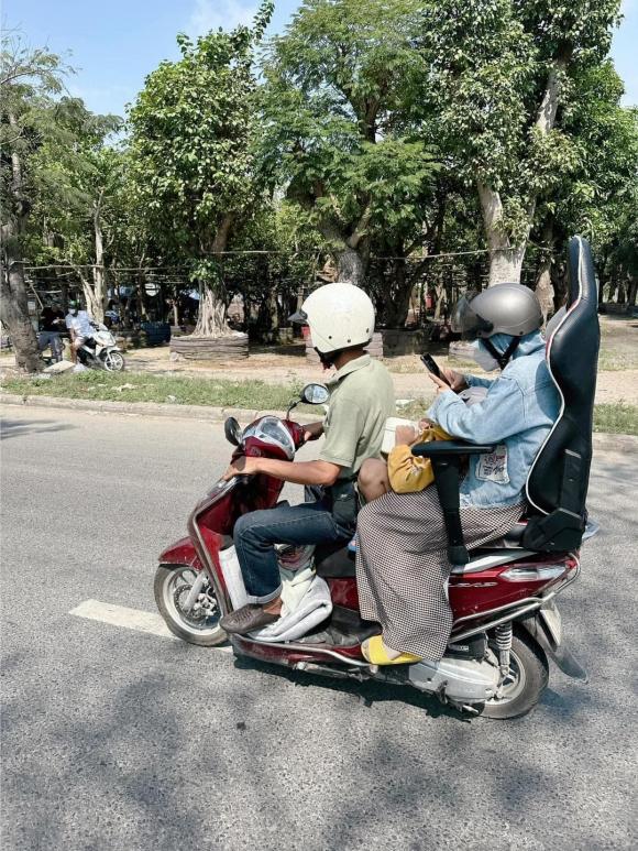 về quê ăn Tết, chồng chở vợ về quê, đi xe máy về quê