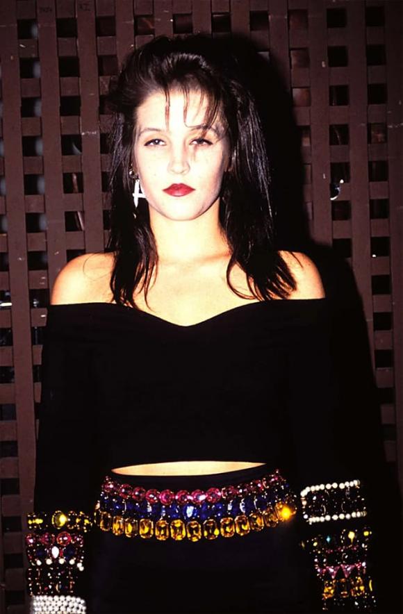 Tưởng nhớ Lisa Marie Presley với 13 phong cách thời trang đẹp nhất của cô từ trước đến nay