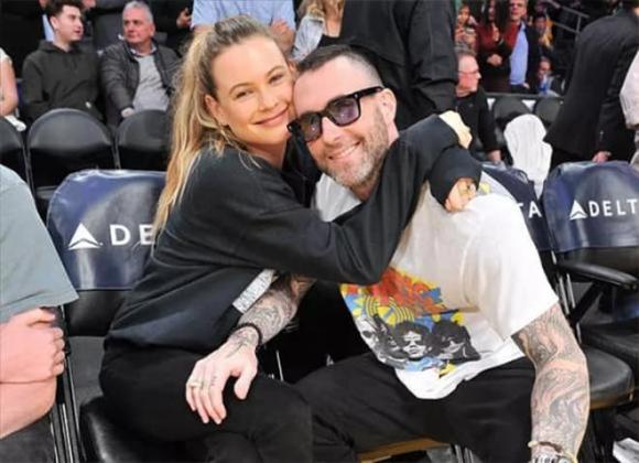 Adam Levine, Behati Prinsloo, Adam Levine và Behati Prinsloo chào đón em bé thứ ba