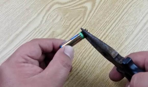 sạc pin, cục pin, pin hết hạn, mẹo hay