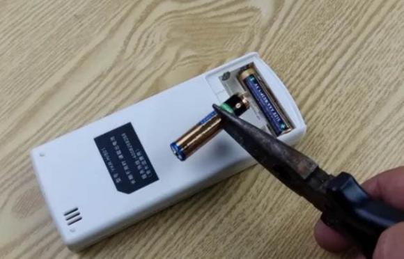 sạc pin, cục pin, pin hết hạn, mẹo hay