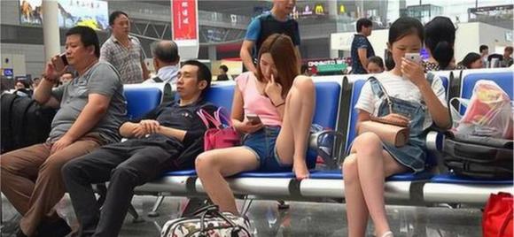 Tại sao phụ nữ không thể ngồi dạng hai chân ra, ngồi dạng hai chân