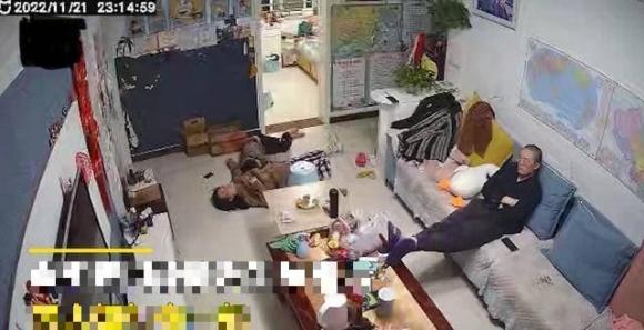 vợ chồng cãi vã, cuộc tranh cãi của vợ chồng, thái độ thờ ơ đáng lên án của chồng