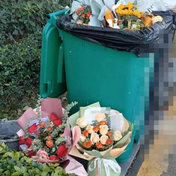 thùng rác, vứt hoa vào thùng rác, hoa ngày lễ tình nhân 