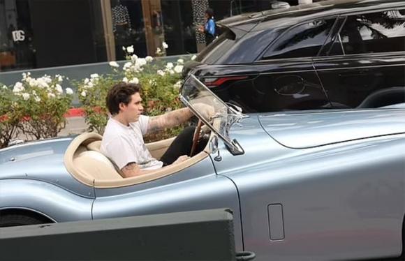 Brooklyn Beckham, Brooklyn lái chiếc Jaguar điện cổ điển hơn 11 tỷ đồng, Brooklyn nuông chiều Nicola Peltz