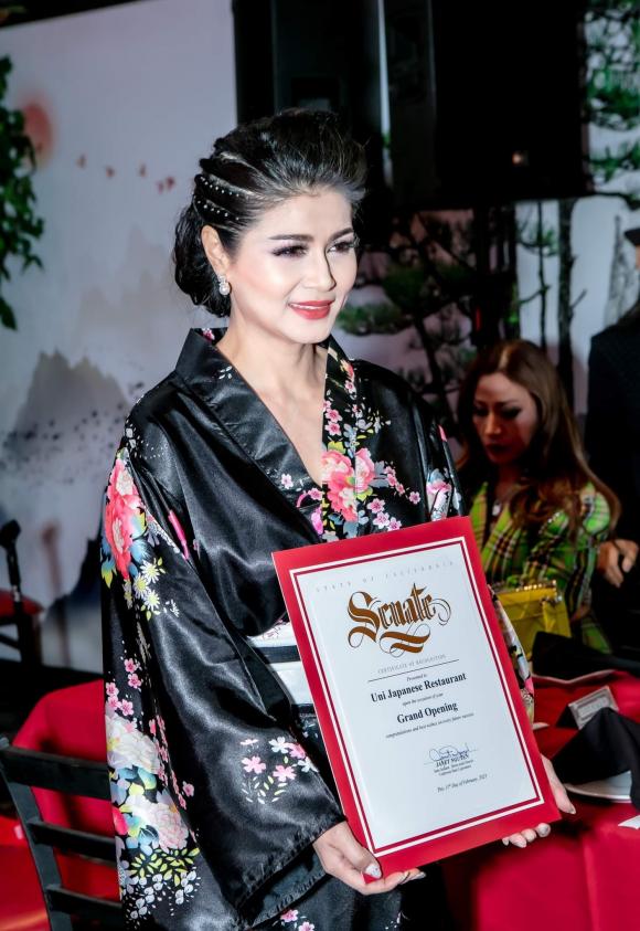 hoa-hau-kieu-diem-khai-truong-nha-hang-nhat-3-sach-cho-thuc-khach-tai-my (1).jpeg 3 Hoa hậu Kiều Diễm, Nhà hàng Nhật Bản Uni