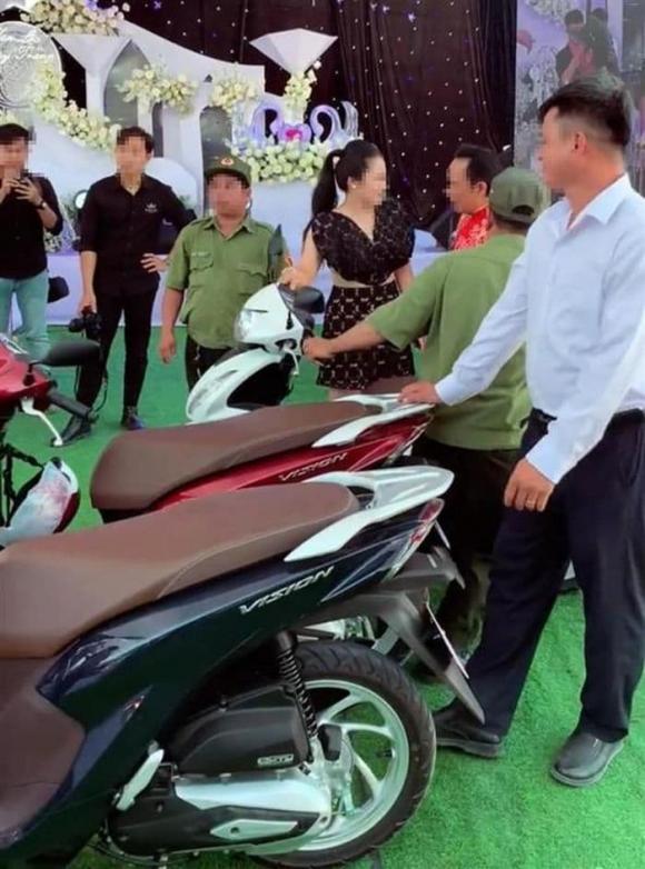 đám cưới Bình Dương, quà trong đám cưới, tăng xe máy trong đám cưới