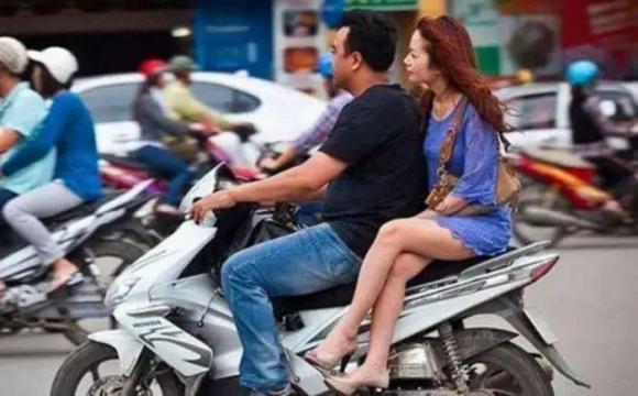 kiến thức, con gái, con gái ngồi nghiêng trên xe máy, con gái ngồi một bên xe máy