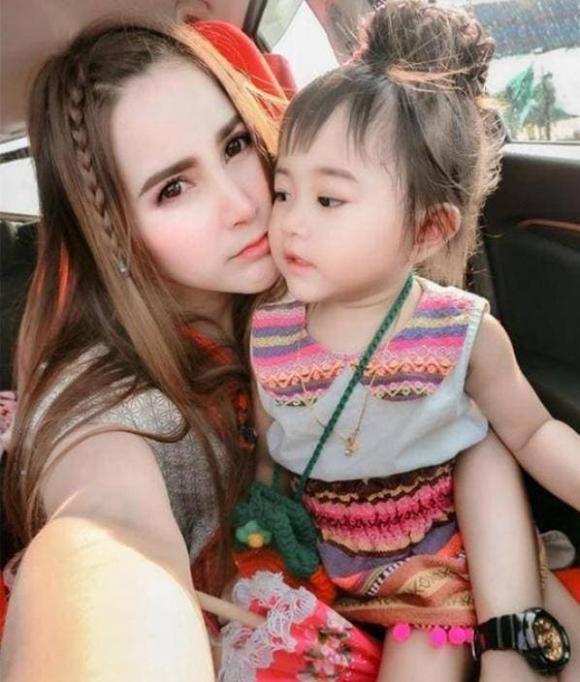 em bé xinh, bé gái xinh, bé 3 tuổi xinh như búp bê