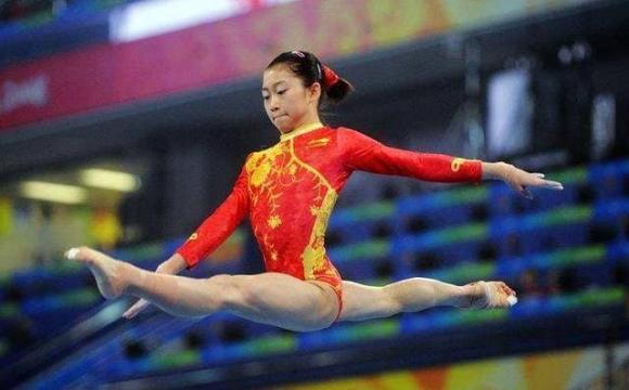 nữ vận động viên, trang phục của nữ vận động viên, lộ hàng, quần xịp