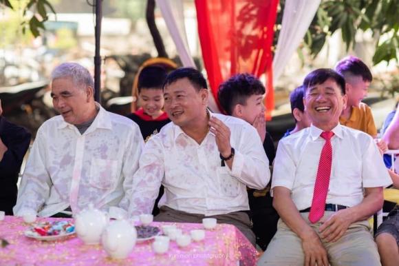 mở rượu, chú rể mở rượu, mở rượu đám cưới, giới trẻ 