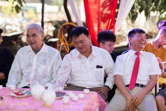 mở rượu, chú rể mở rượu, mở rượu đám cưới, giới trẻ 