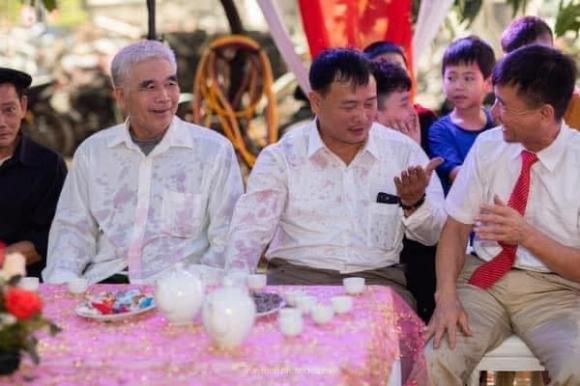 mở rượu, chú rể mở rượu, mở rượu đám cưới, giới trẻ 