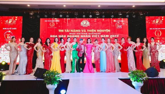 ntk-tommy-nguyen-dau-gia-ao-dai-hoi-133 (1).jpg 0 NTK Tommy Nguyễn, Áo dạ hội, Hoa hậu doanh nhân Việt Nam
