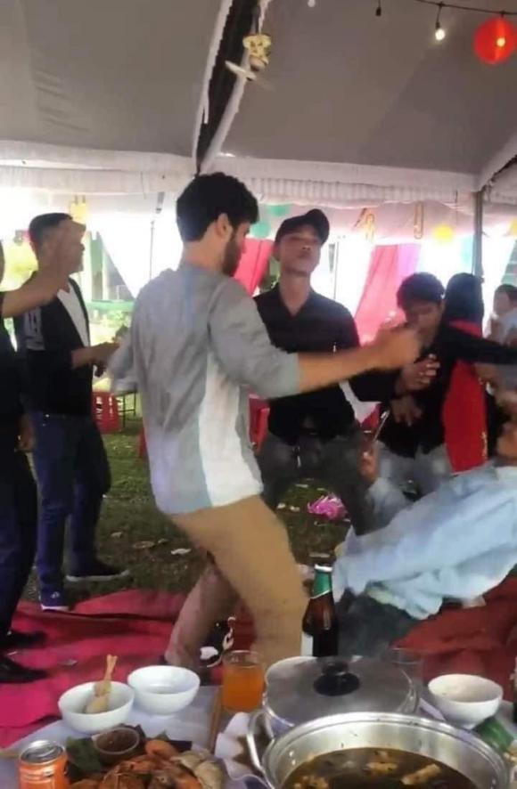 Tây balo, đám cưới, anh Tây trong đám cưới