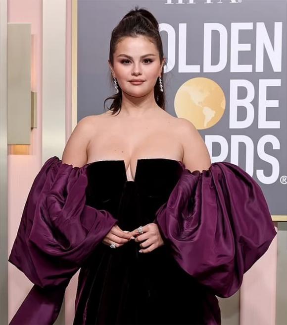 Selena Gomez, Selena Gomez khoe làn da rạng rỡ khi không trang điểm, Selena Gomez nói dối về việc không để ý đến cân nặng 