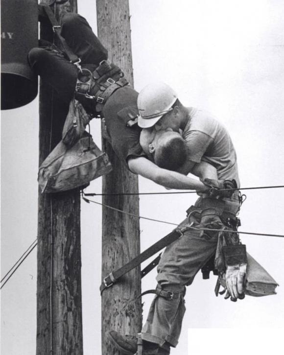 The Kiss That Gave Life, bức ảnh nổi tiếng, điện giật, cột điện