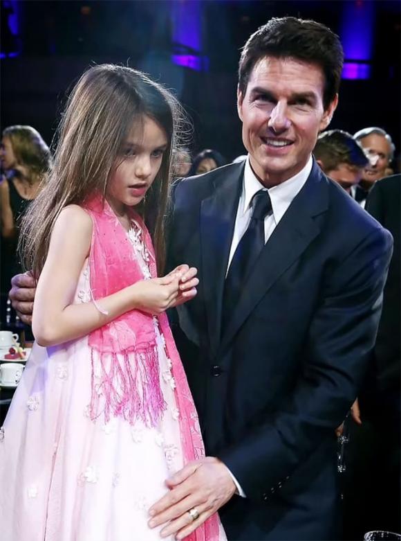 Tom Cruise, Suri Cruise, Katie Holmes, Suri Cruise vào đại học, Suri Cruise không liên quan tới bố Tom Cruise