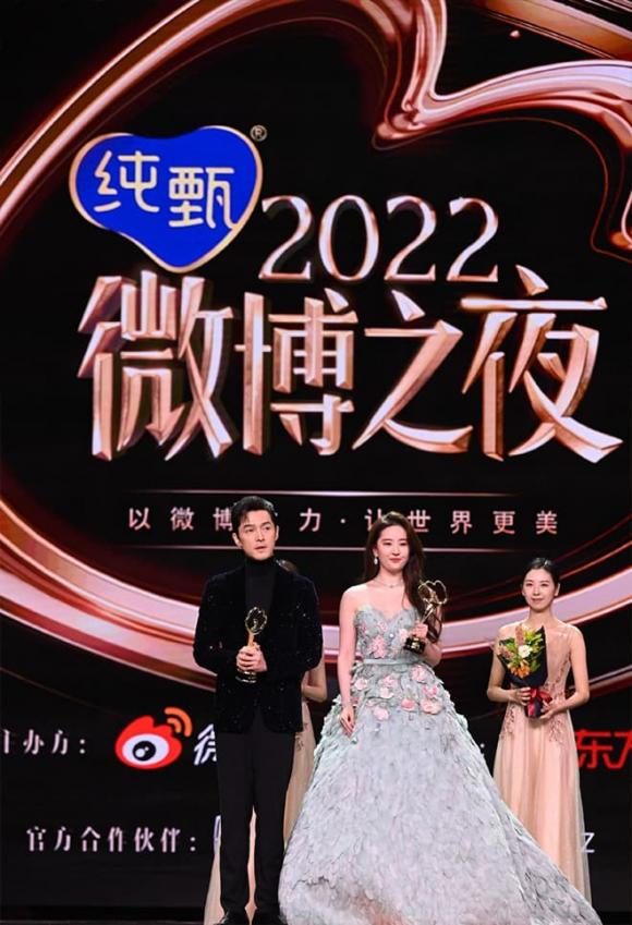 Hồ Ca, Lưu Diệc Phi, Hồ Ca và Lưu Diệc Phi đoạt ngôi King & Queen,  Đêm Weibo 2022