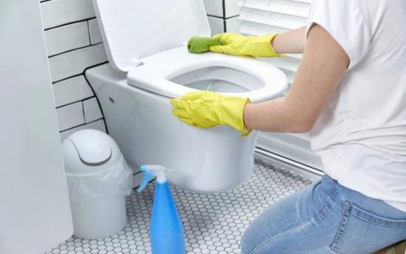 Làm gì khi nhà vệ sinh bẩn và có mùi? cách vệ sinh nhà tắm, vệ sinh bồn cầu