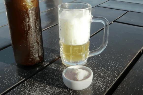 lau kính, làm sạch kính bằng nguyên liệu tự nhiên, lau kính bằng muối, lau kính bằng bia