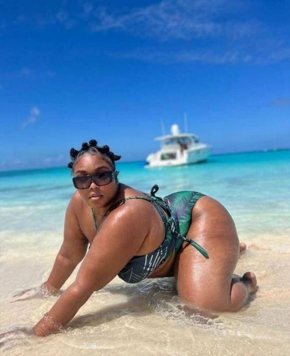Lizzo, Lizzo khoe đường cong nuột nà, sao Hollywood