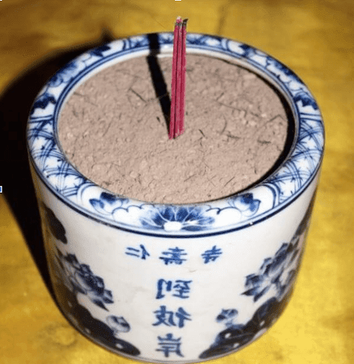 bát hương, bát hương trên bàn thờ, dọn bát hương