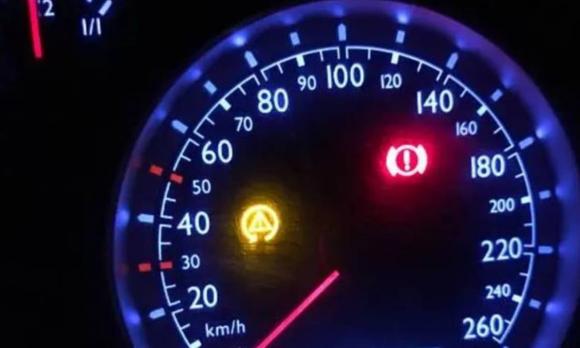 trẻ con cào xước xe, xước xe, bé trai cào xước xe ô tô